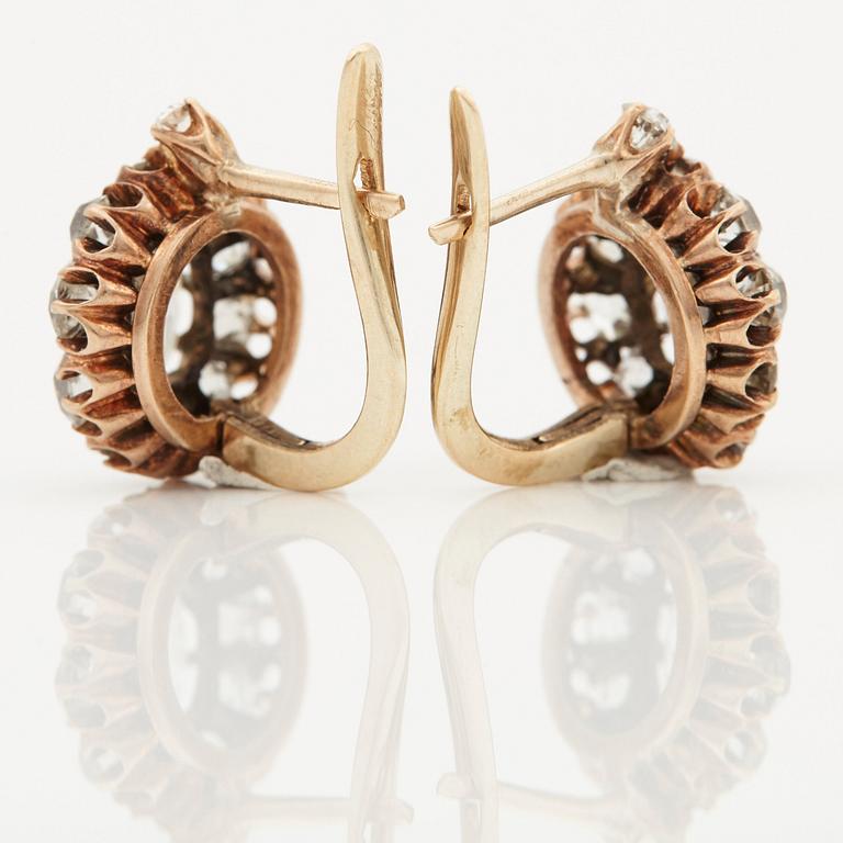 A PAIR OF EARRINGS.