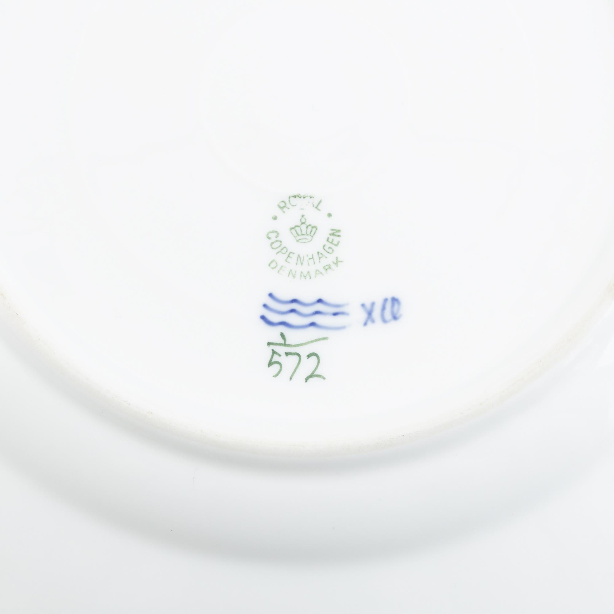 Royal Copenhagen, 40 'Musselmalet' porcelain plates.