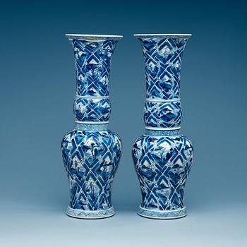 A pair of blue and white vases, Qing dynasty, Kangxi (1662-1722).