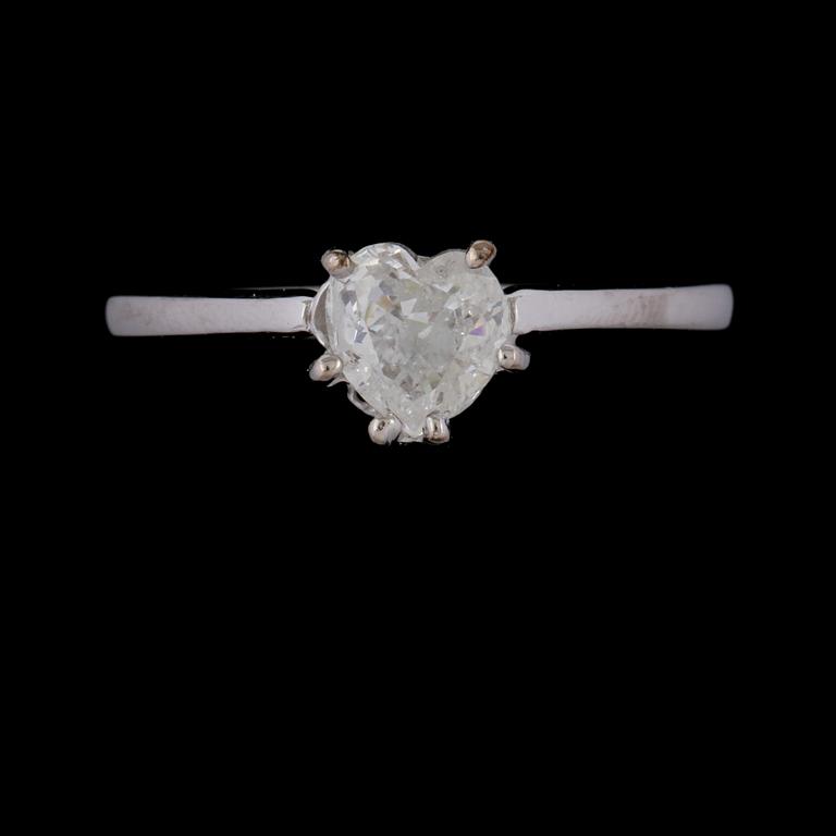 RING, 18K vitguld med hjärtslipad diamant, 1.10 ct. Vikt 3,1 g.