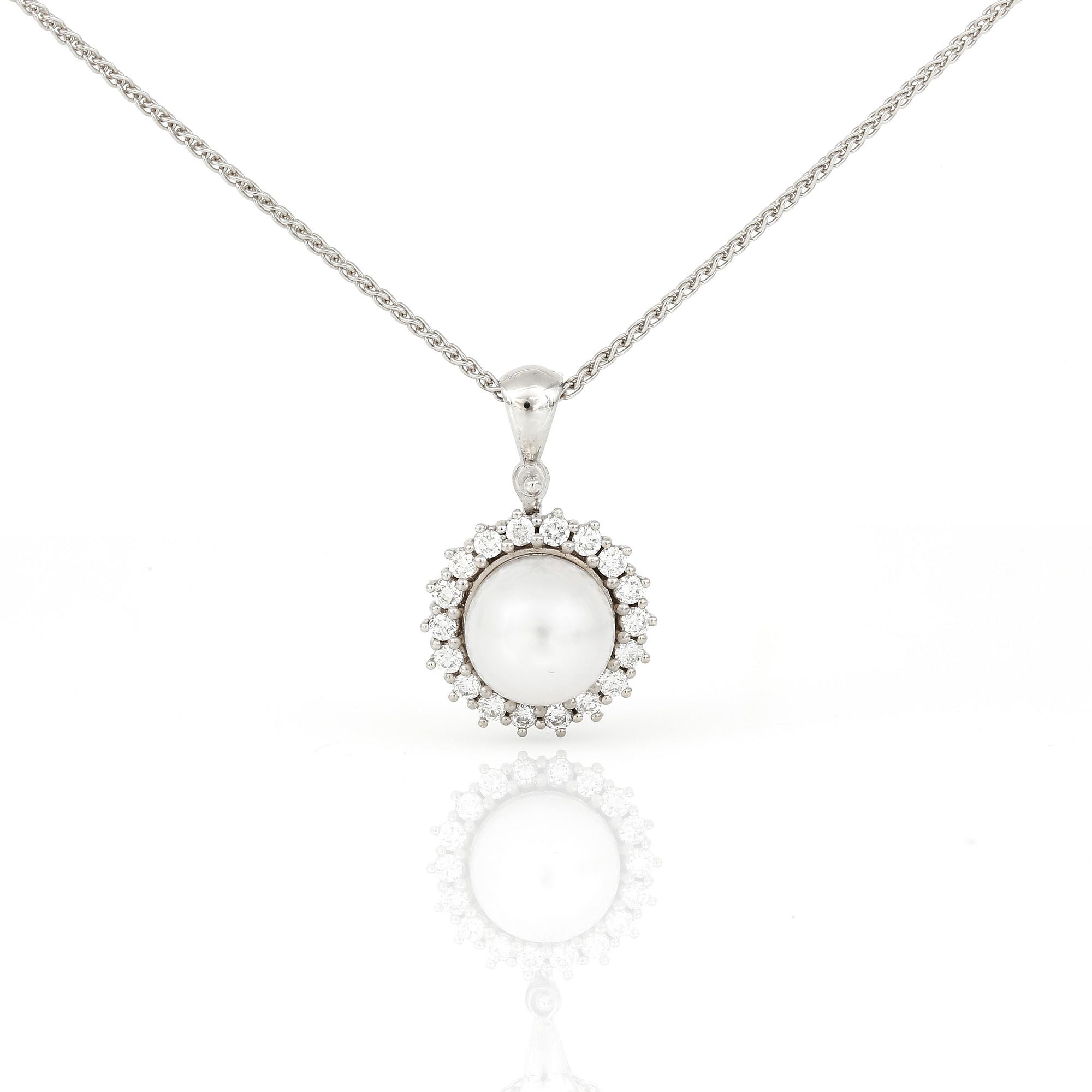 HÄNGE samt  KEDJA, 18K vitguld med akoyapärla och små diamanter tot ca 0,38 ct. Totalvikt ca 6 g.