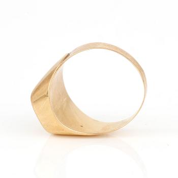 KLACKRING, med liten diamant, ca 0,01 ct, Kaplans, Stockholm, 1971. 18K guld.