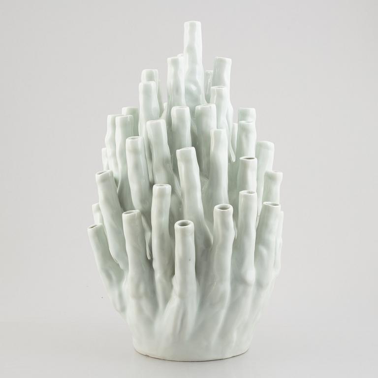 Pols Potten, a 'Coral 50-Tulips' pocelain vase.