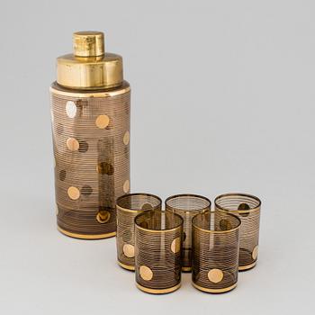 SHAKER OCH FEM GLAS, av glas och mässing, 1960-tal.