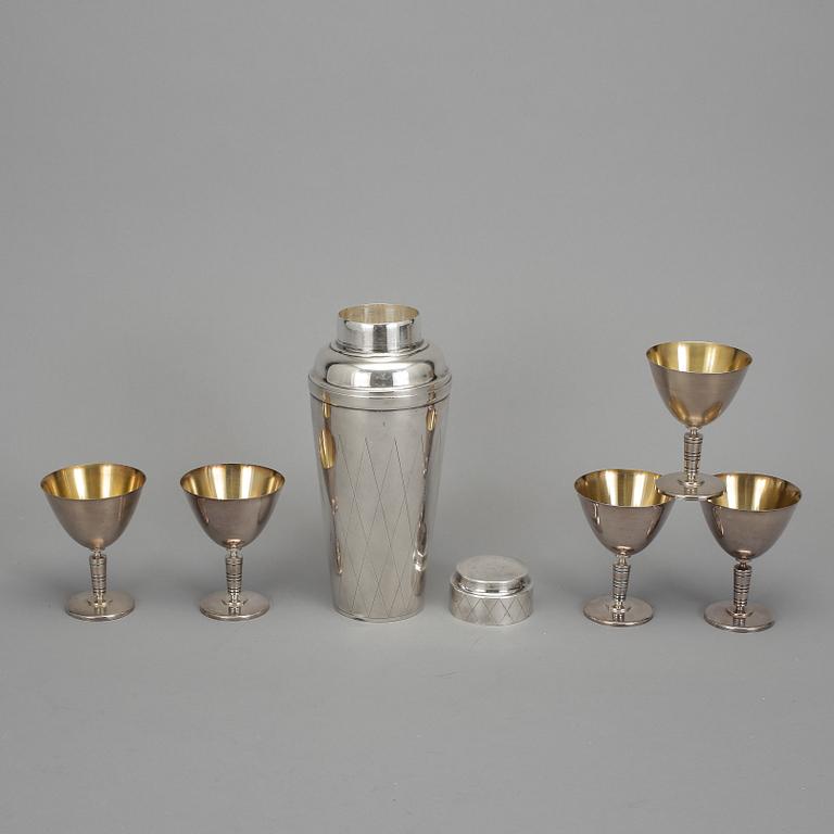 SHAKER och COCKTAILGLAS, 5 st, nysilver, bl.a. CG Hallberg, 1930-40-tal.
