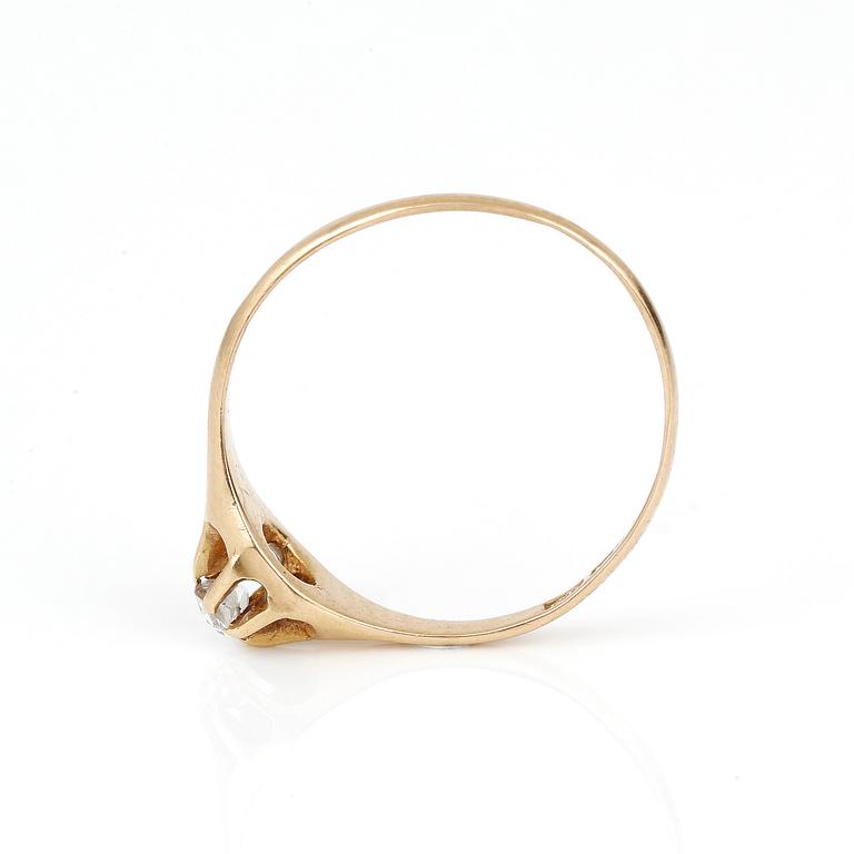 RING, 18K guld med kuddslipad diamant, ca 0,13 ct, Erik Holm, 1917. Total vikt ca 1,26 g.
