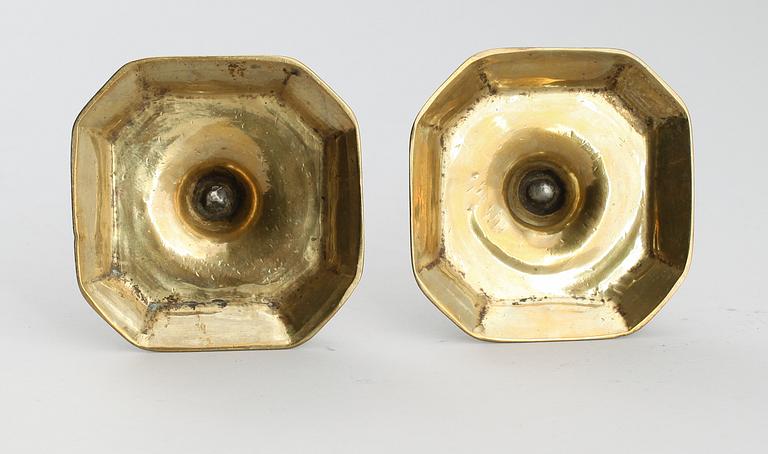 LJUSSTAKAR, 1 par, mässing, barock, 1700-tal.