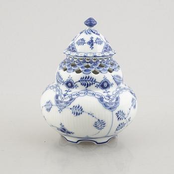 A porcelain "Blue fluted Full Lace"/"Musselmalet", Potpourri jar with cover, Royal Copenhagen, model 1186, 1920's/30's.