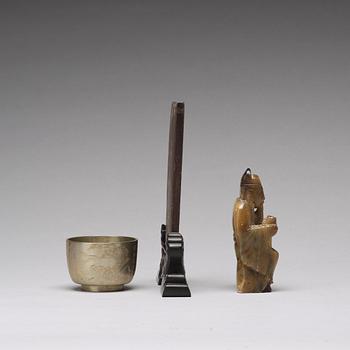 PLAKETT, sten samt FIGURIN, soapstone och BÄGARE, vitmetall. Kina, sen Qingdynasti.