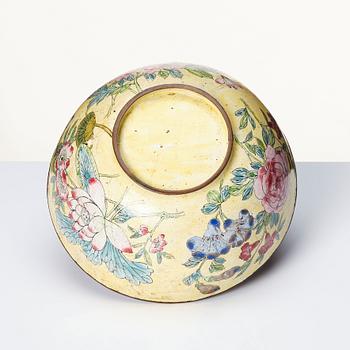 Skål, emalj på koppar. Qingdynastin, 17/1800-tal.