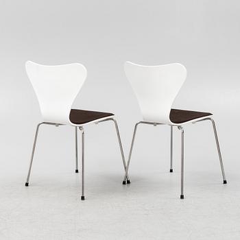 Arne Jacobsen, a set of six 'Series 7' chairs, Fritz Hansen 2013.
