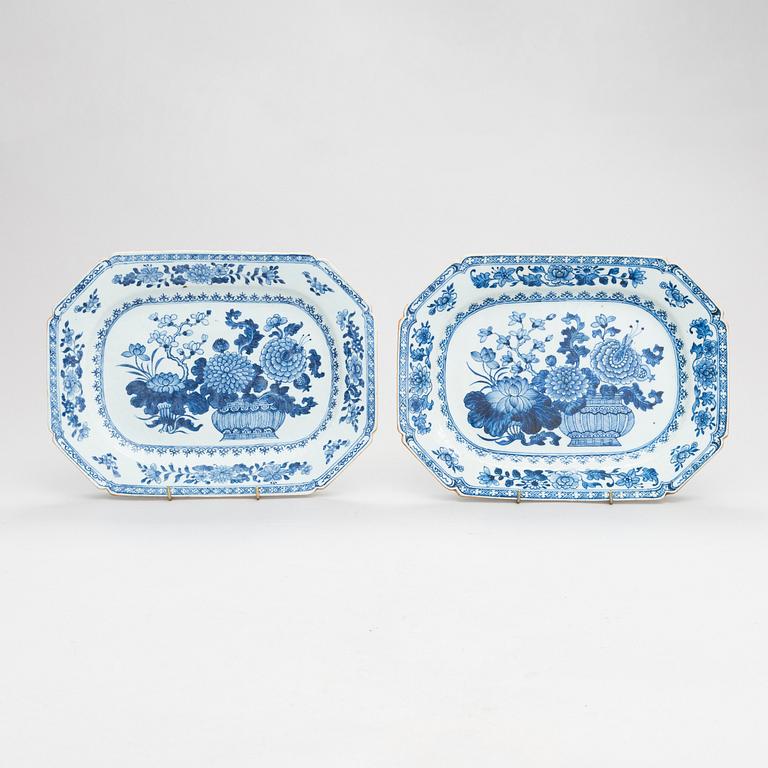 A pair of porcelain dishes, China, Qianlong 1736-1795.