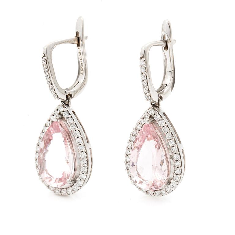 Earrings 18K white gold with drop-shaped faceted morganite and brilliant-cut diamonds.