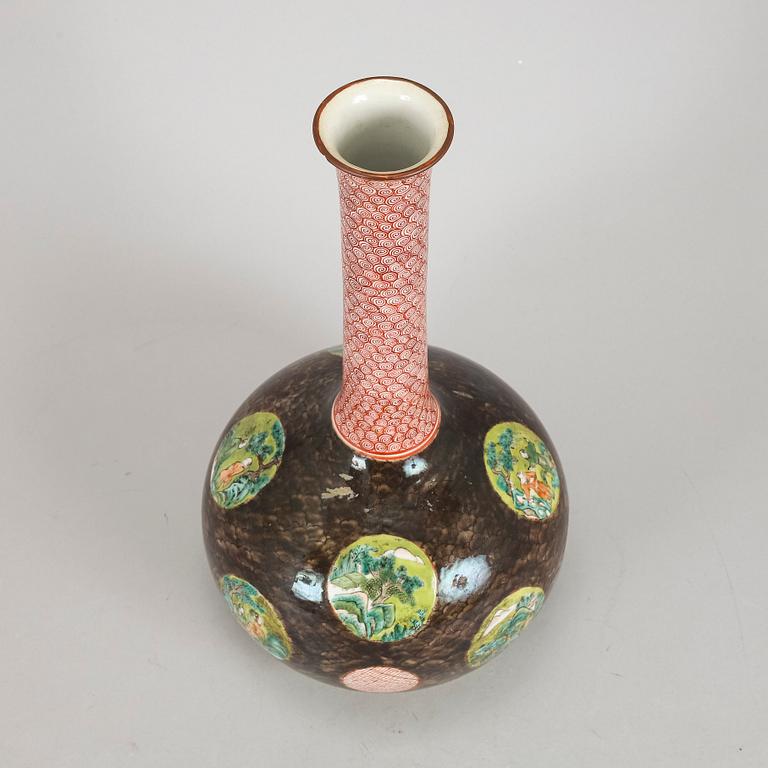 A Kutani style vase, 20th century.