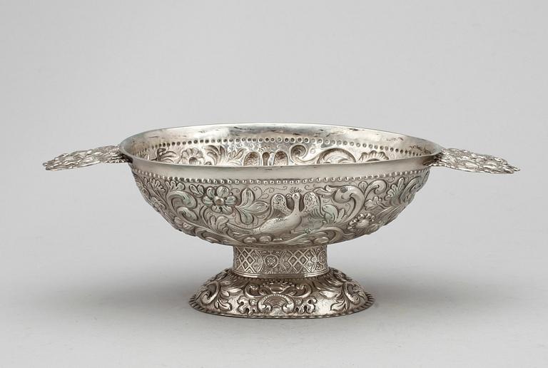 KONFEKTSKÅL, silver, barockstil, otydliga stämplar, Europa, 1900-tal. Vikt ca 220 gram.