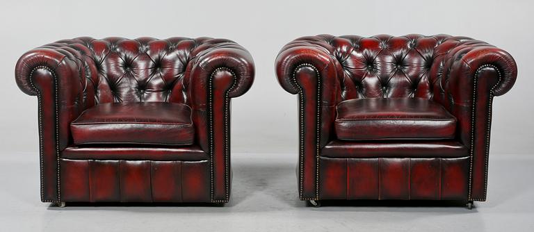 FÅTÖLJER, ett par, Chesterfield-modell, 1900-talets andra hälft.