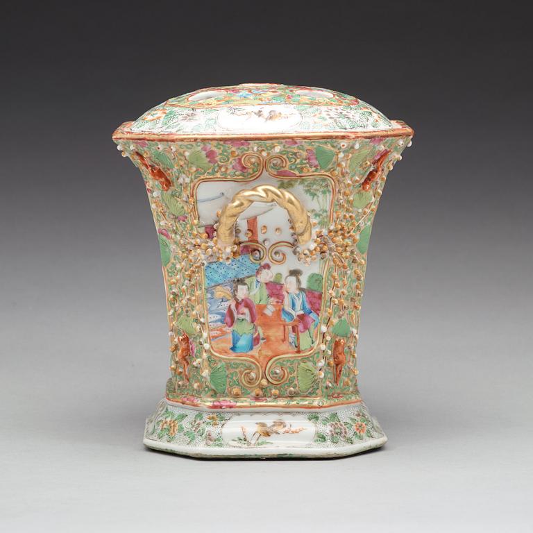 An Export Canton famille rose tulip vase, Qing dynasty, late 19th Century.