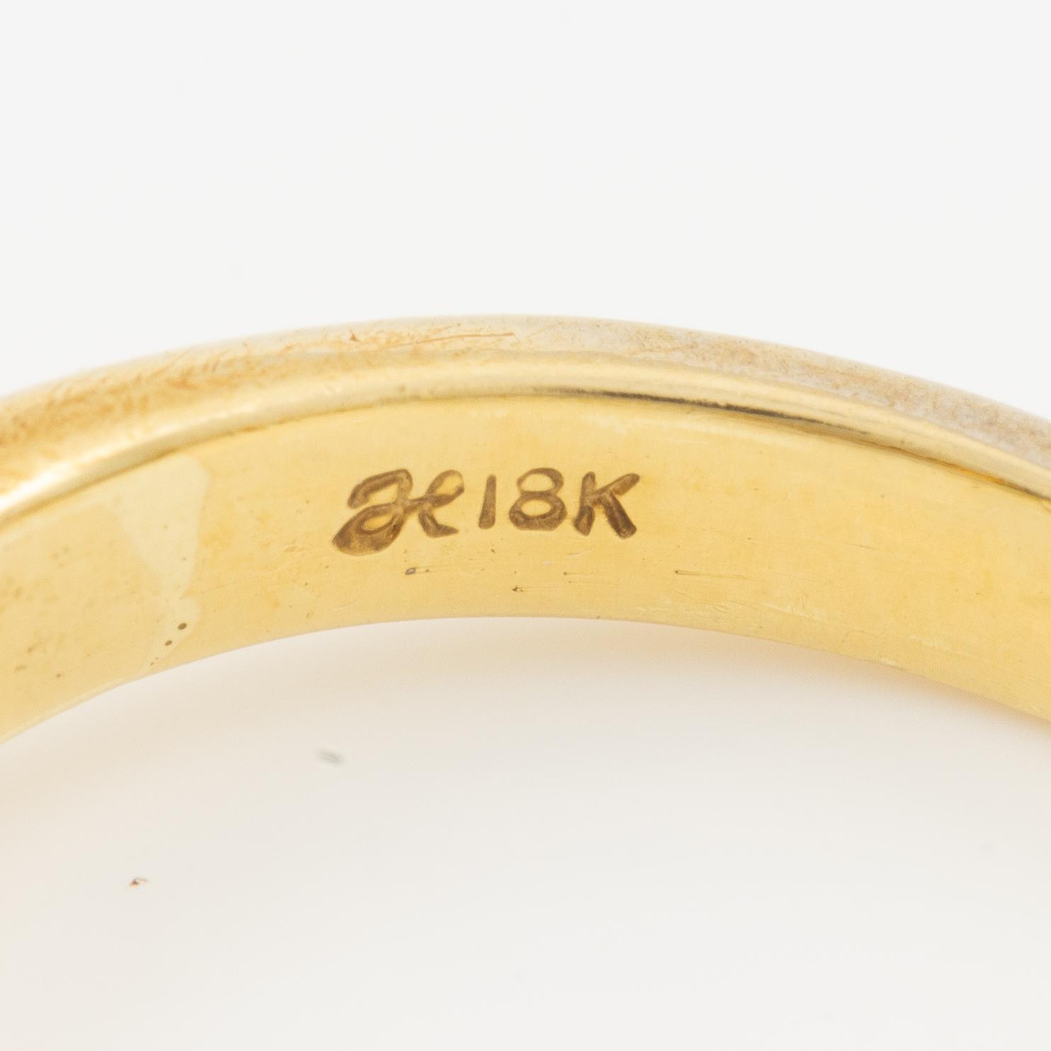 Ring 18K guld med en smaragd samt en droppformad briljantslipad diamant.