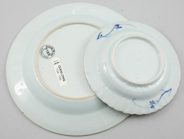 FAT, 2 st, samt GALLERFAT, porslin, Kina, 1700-tal.