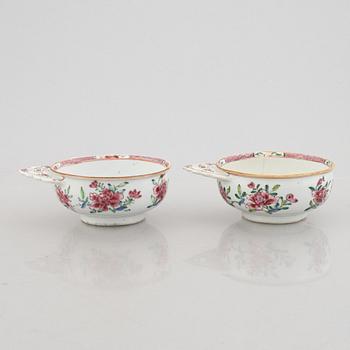 Kåsor, ett par, porslin, Kina, Qingdynastin, Qianlong (1736-95).