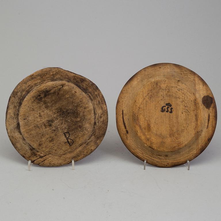 TALLRIKAR, 7 st, trä, 1700-/1800-tal.