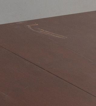 MATBORD, gustaviansk stil, mahognyfanerat, 1900-talets första hälft. 4 iläggsskivor medföljer.