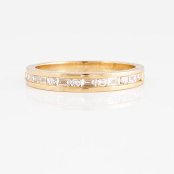 RING, 18K guld med briljant och baguetteslipade diamanter 0.50 ct. Vikt 4,9 gram.
