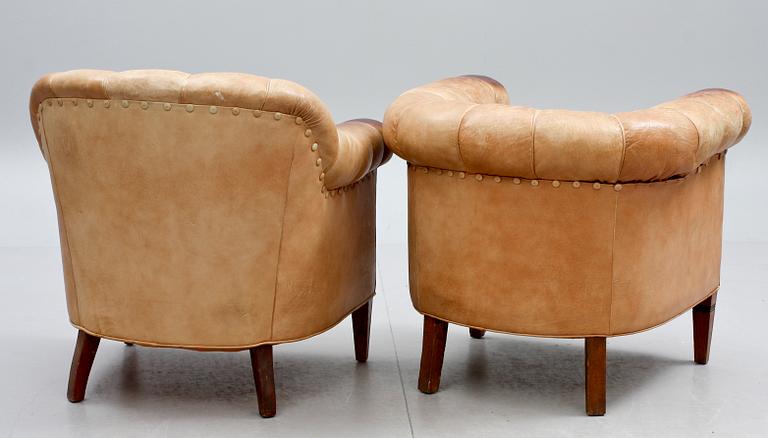 FÅTÖLJER, två st, läder, Chesterfieldmodell. 1900-talets första hälft.