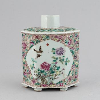 Tedosa, porslin. samt vas, cloisonne, bl.a. Qingdynastin, sent 1800-tal/tidigt 1900-tal, samt Kina, 1900-tal.