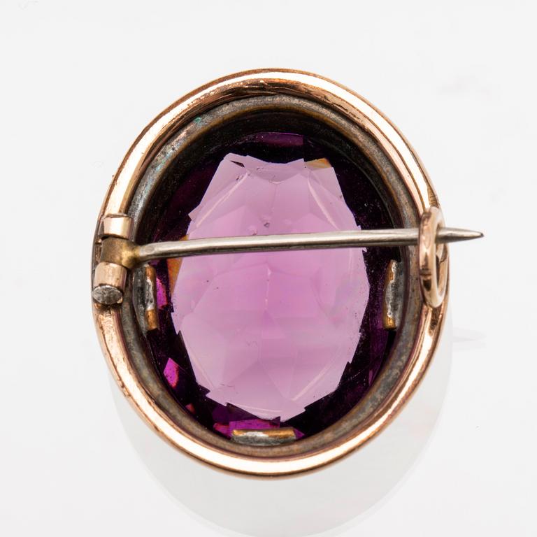 Bracelet, ring, and brooch in gold with synthetic colour-changing sapphires and glass.