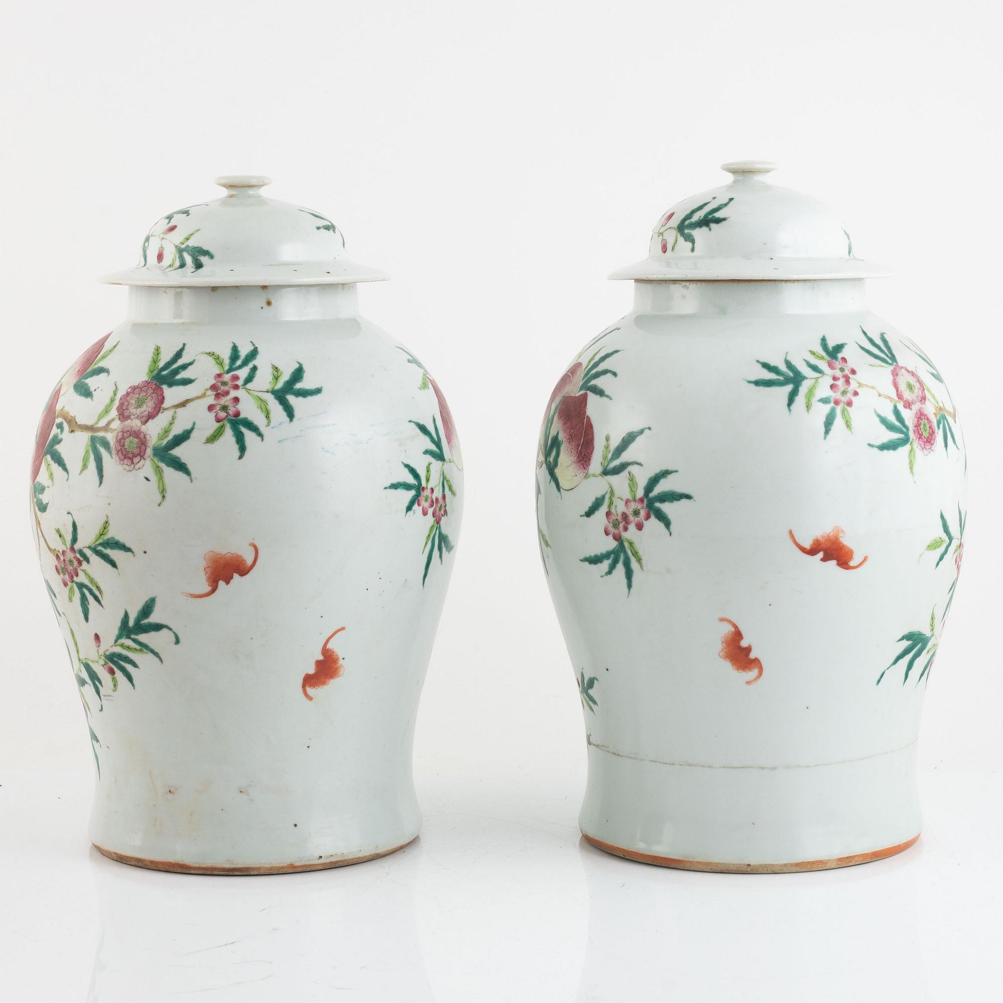 A pair of Chinese famille rose peach vases with covers, late Qing dynasty/circa 1900.