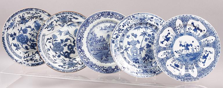 TALLRIKAR, 5 st, porslin, Kina mest Qianlong 1700-tal.