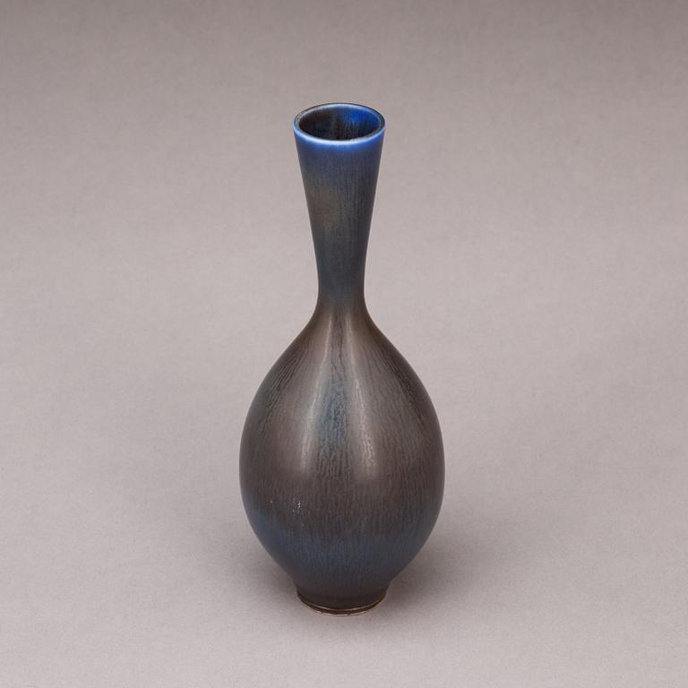 VAS, stengods, signerad Berndt Friberg samt Gustavsbergs studiohand, 1900-talets andra hälft.