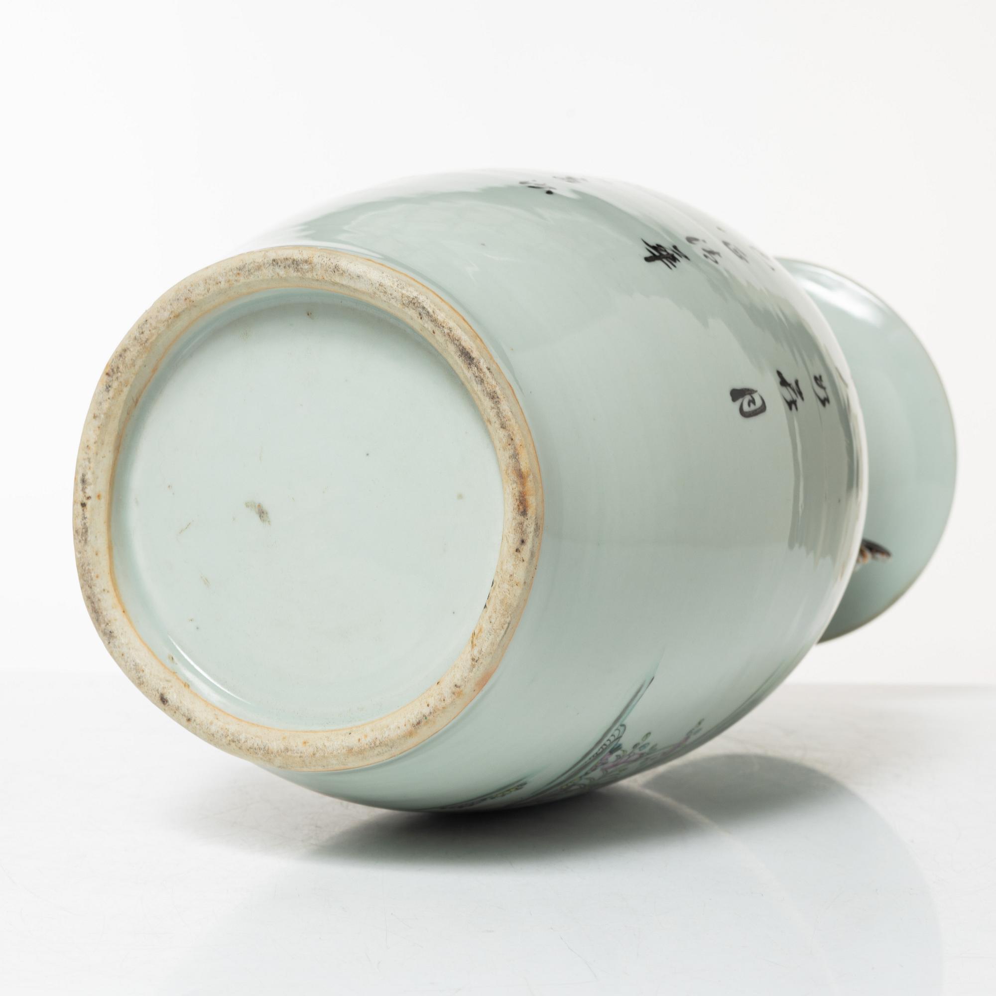 A porcelain vase, China, republic, 20th century.