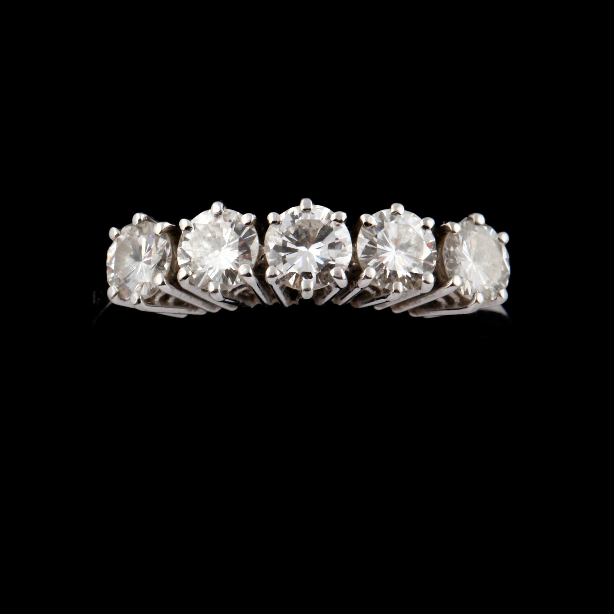 RING, 18k vitguld med 5 briljantslipade diamanter, 1.10 ct. Vikt 3,4 g.