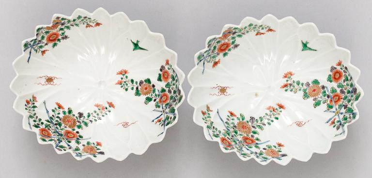 A pair of flower shaped famille verte dishes, presumably late Qing dynasty (1644-1912).