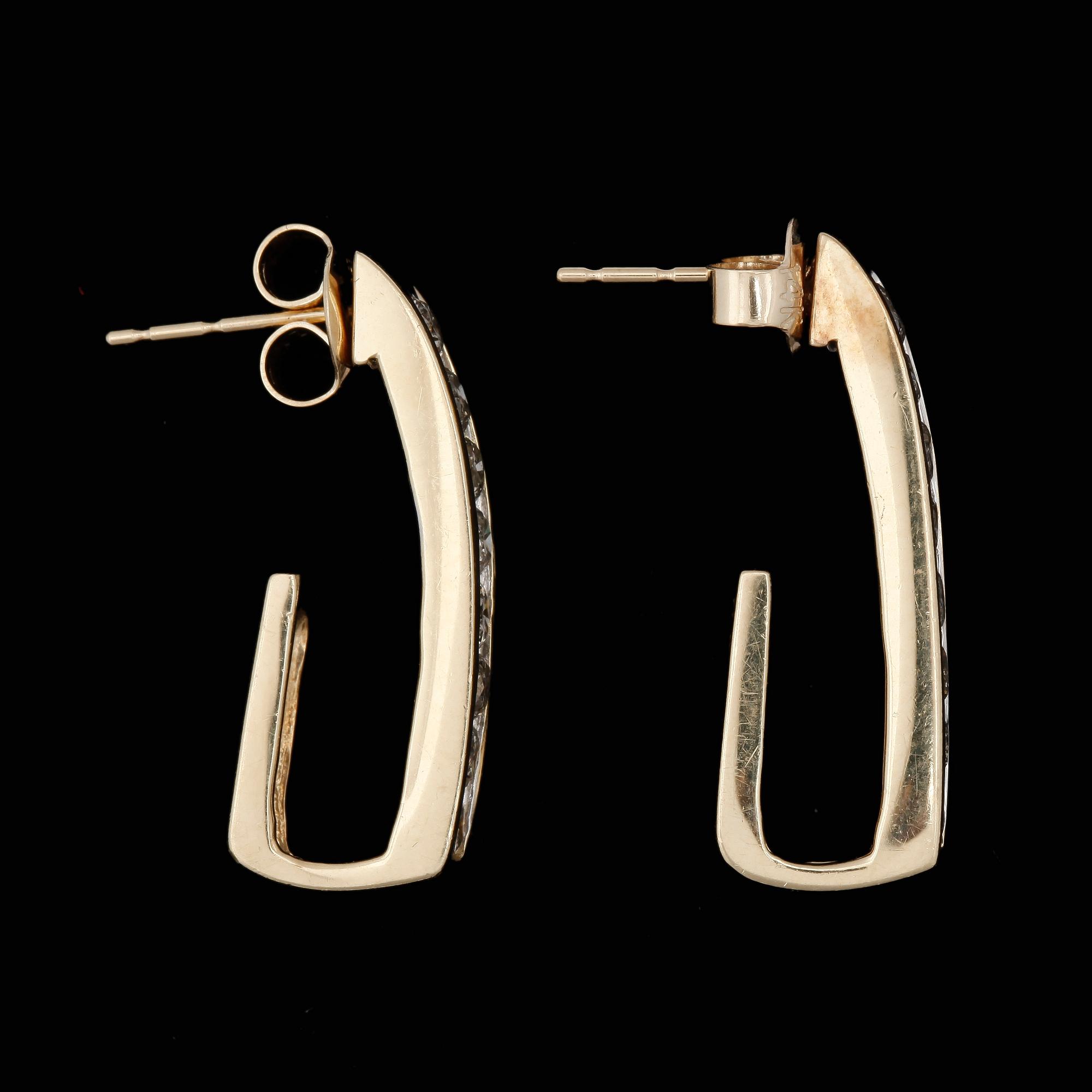 ÖRHÄNGEN, ett par, 14k guld med briljantslipade diamanter tot ca1,00ct. 2000-tal. Vikt 4,7g.