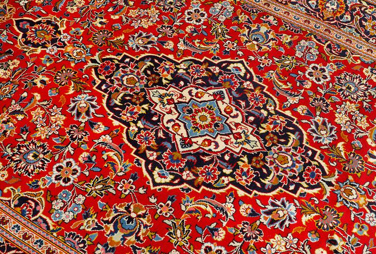 A Keshan carpet, c. 314 x 197 cm.