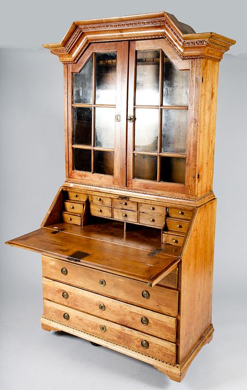 SNEDKLAFFSKÅP med vitrinöverdel, barock, 1700-tal.