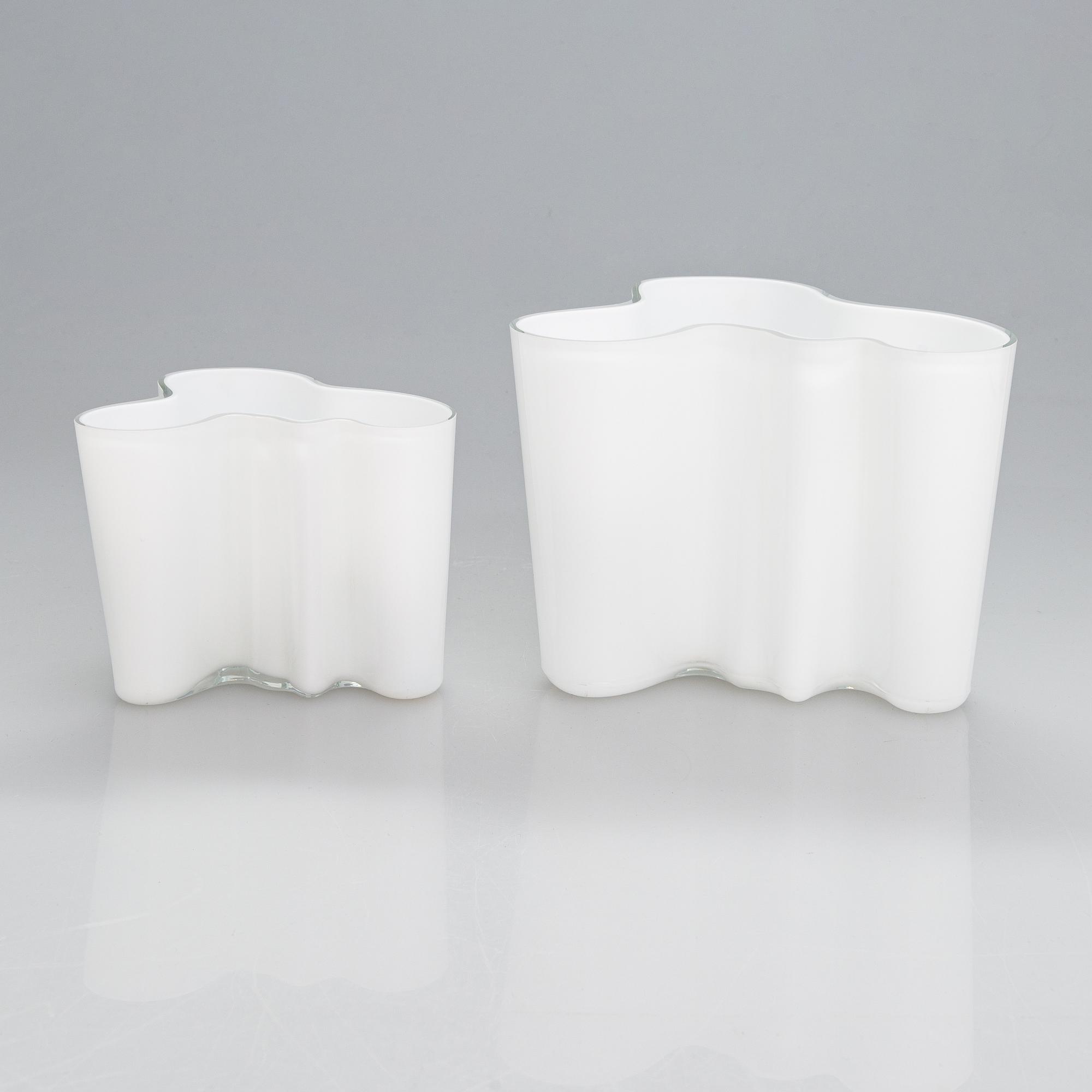 Alvar Aalto, vaser, 2 st, den mindre Iittalas 100-års jubileumsvas märkt Alvar Aalto Iittala 1881-1981.