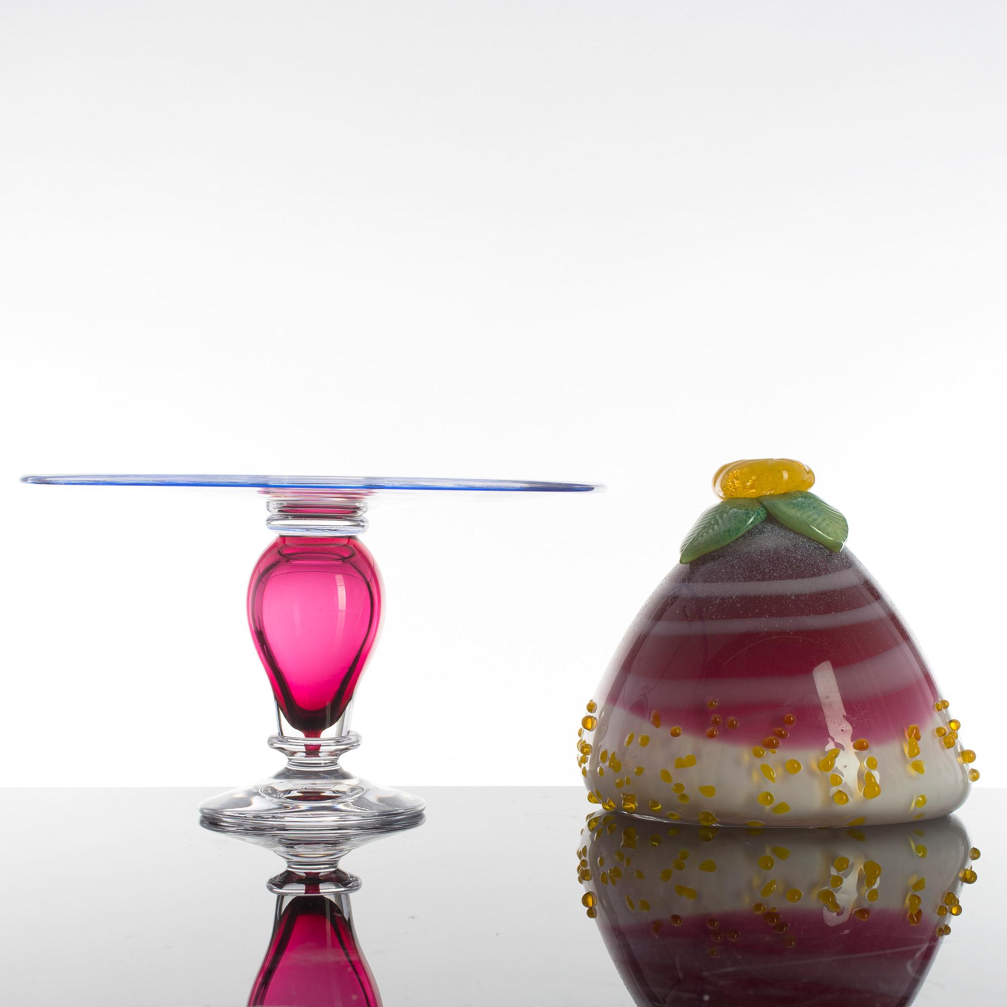 ANNA ÖRNBERG, skulptur, 2 delar, glas, Studioglas Strömbergshyttan, sign Anna Örnberg o märkta UNIK. Tårta daterad 2005.