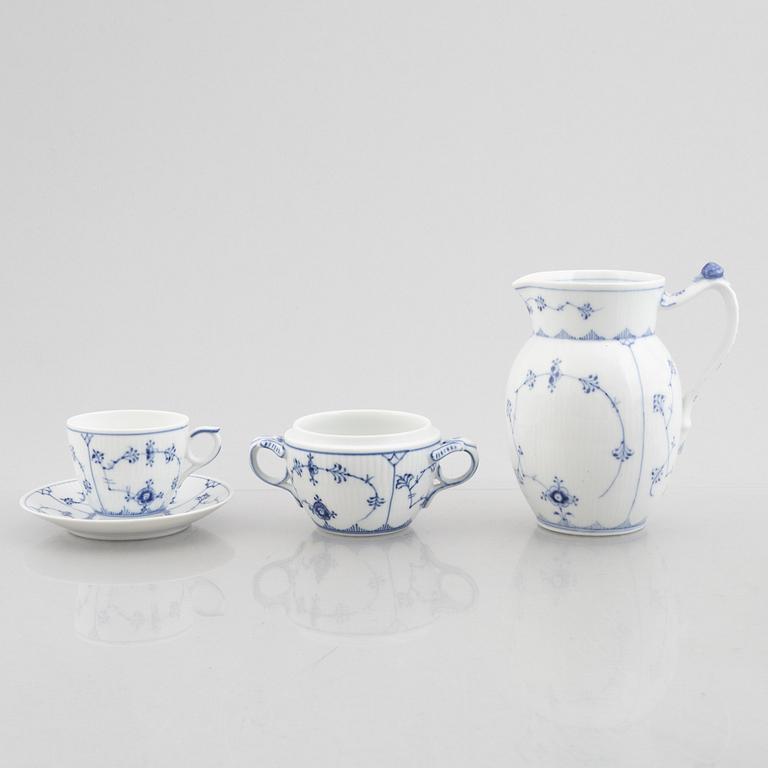 Servisdelar, 86 st, porslin, "Musselmalet", Royal Copenhagen, Danmark, varierande åldrar; 1900-tal & några äldre delar.