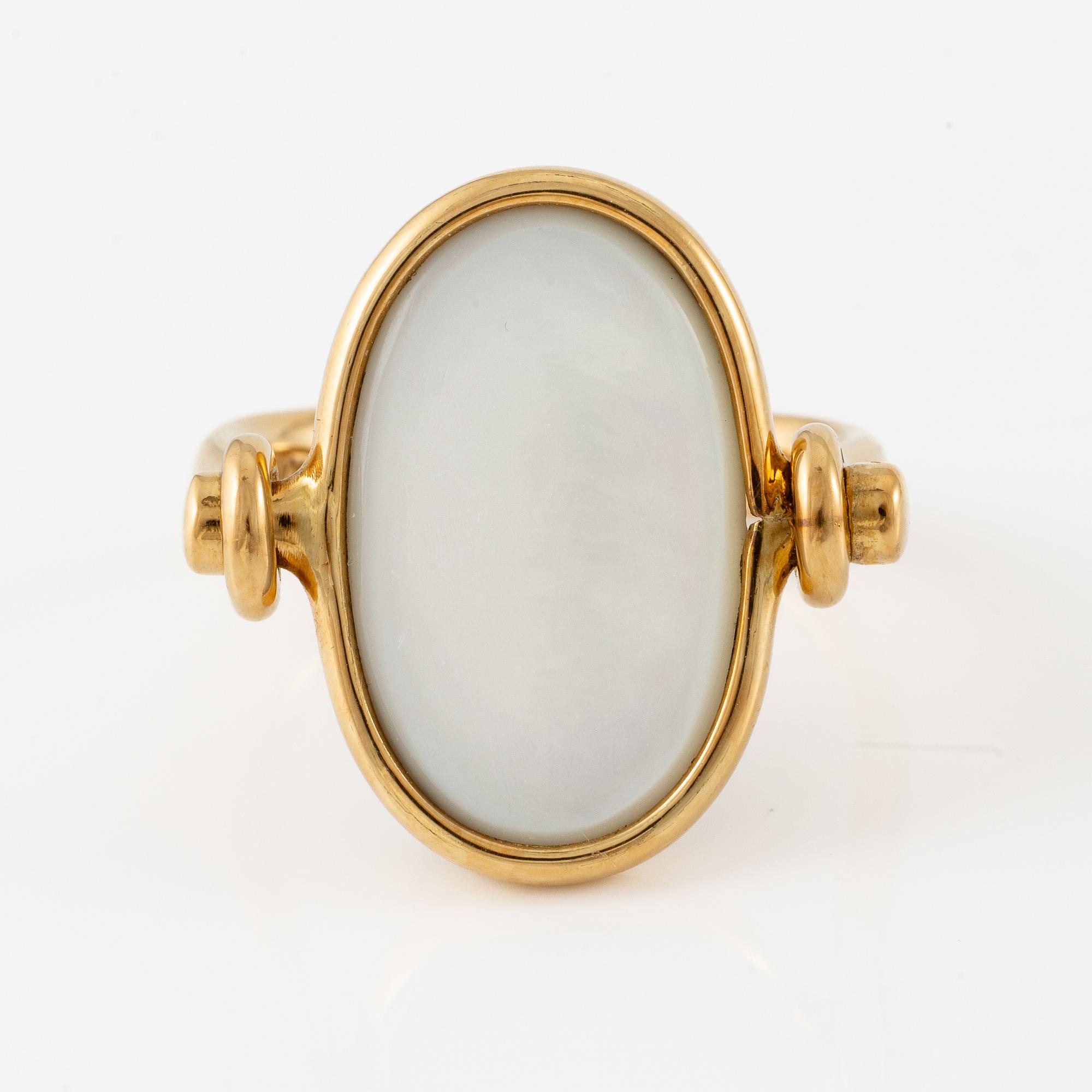 Vivianna Torun Bülow-Hübe, ring, 18K guld med labradorit och pärlemor, för Georg Jensen.