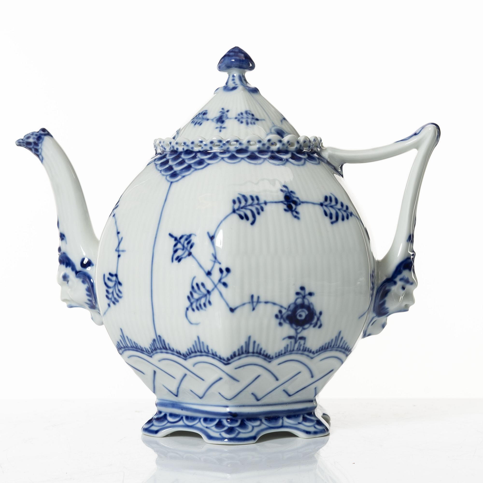Te- och kaffeservis, 57 delar, porslin, "Musselmalet", Royal Copenhagen, Danmark.