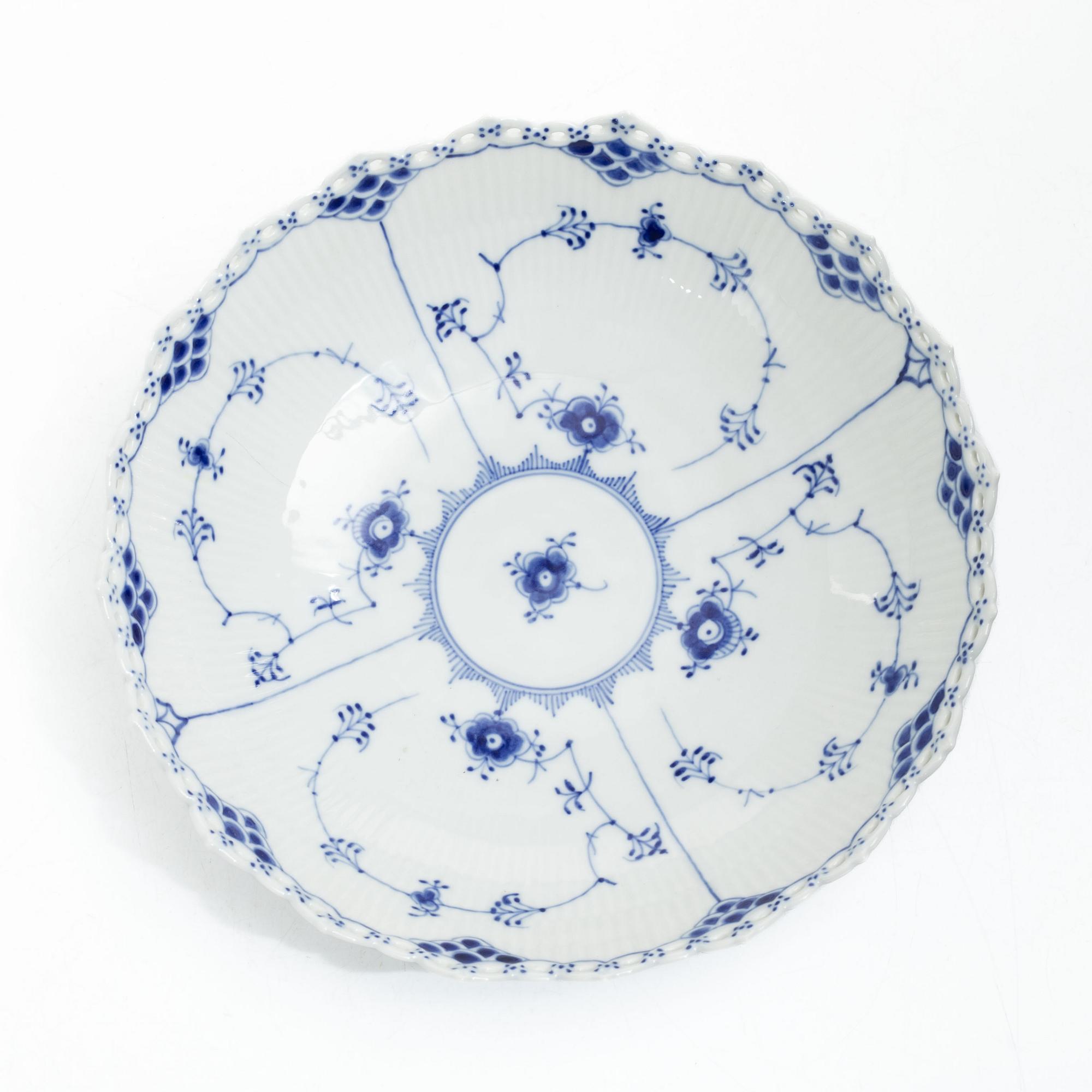 Royal Copenhagen, Serveringsskålar, tre stycken samt terrin, porslin, "Musselmalet helblond" (Blue fluted full lace), 1968-73.