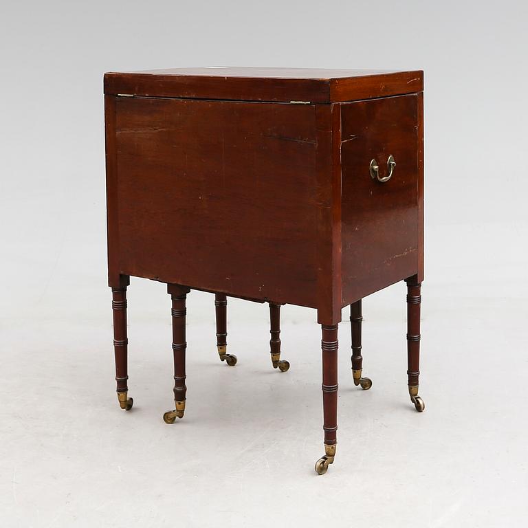KOMMOD, England, 1800-talets mitt.