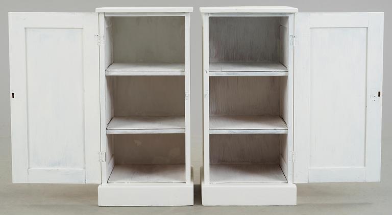 KOLONNSKÅP, ett par, 1900-talets första hälft.