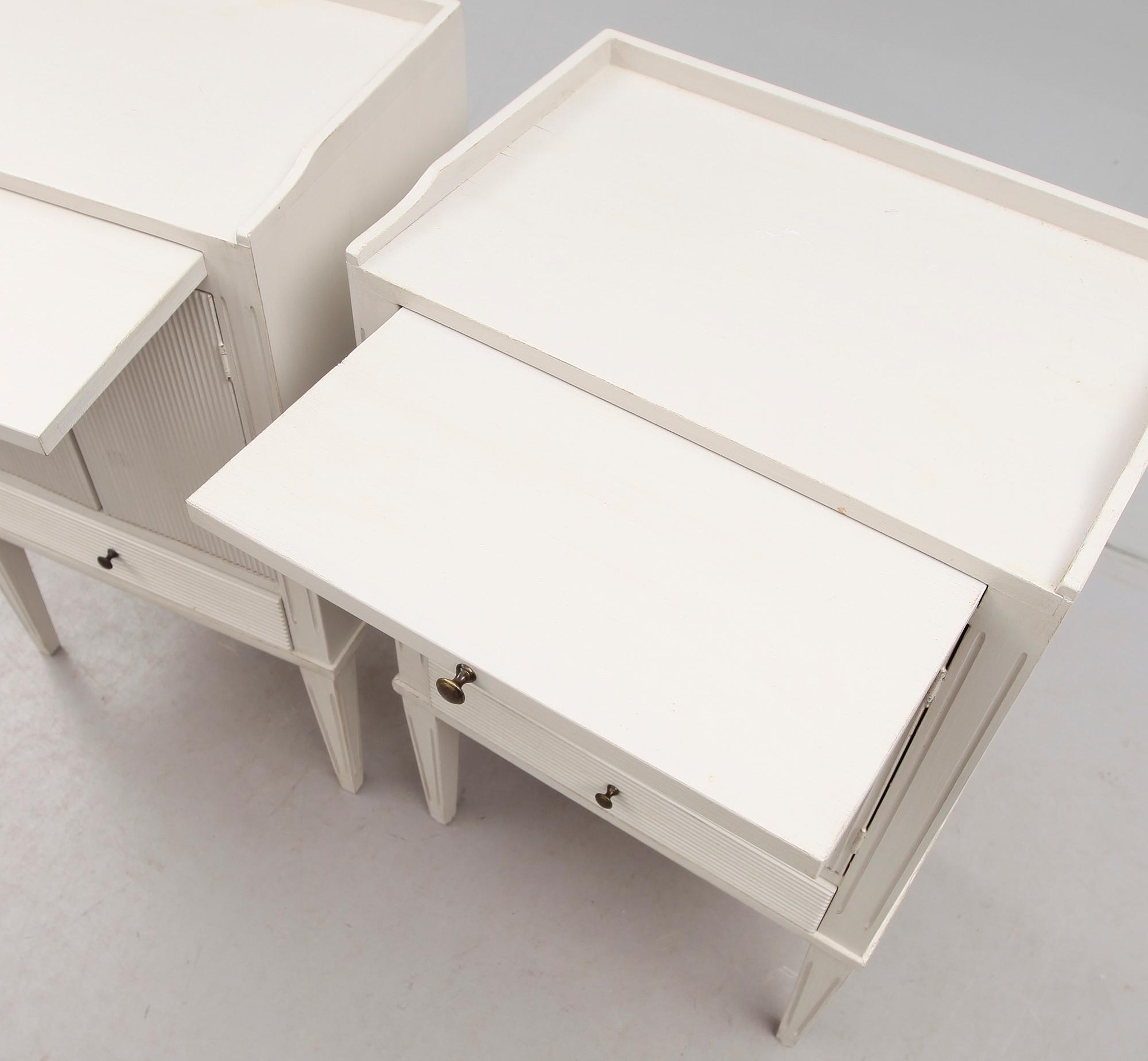 SÄNGBORD, 1 par, gustaviansk stil, 1900-talets andra hälft.