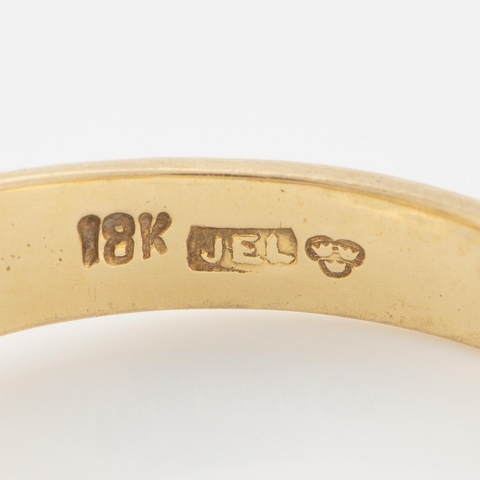 Ring 18K guld med rubin, safir och smaragd och briljantslipade diamanter.