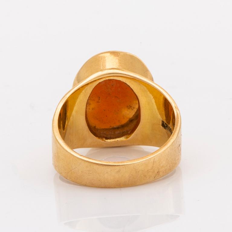 PENDANT W CHAIN and RING, 18K gold and shell cameos, length approx 54 cm, G Dahlgren & Co Malmö 1962.